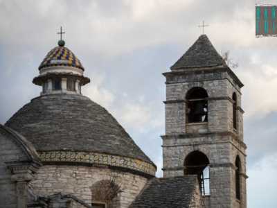 Ad arricchire il disegno del prospetto ci sono il campanile a torre ottocentesco con la sua cuspide piramidale alla sommit� e soprattutto la cupola �a trullo